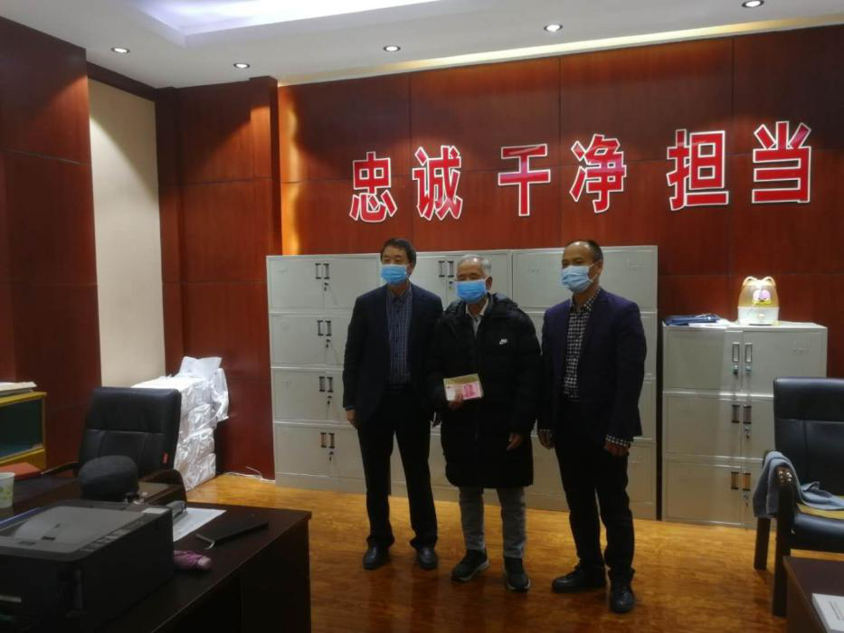 刘宽同志(中)交纳支持疫情防控的党费