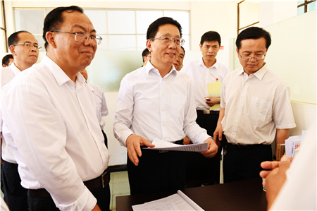 云南省委副书记王予波一行调研峨山县小街街道党校工作。